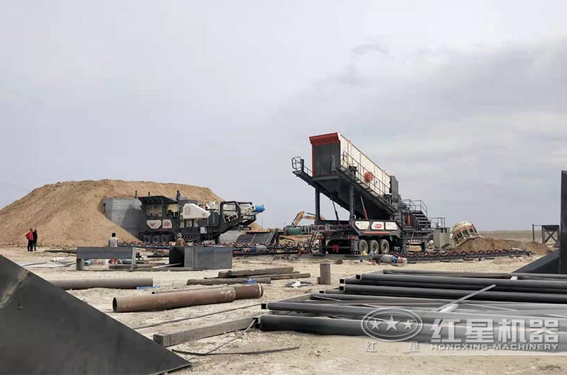 移動式破碎機處理鐵礦石安裝現(xiàn)場