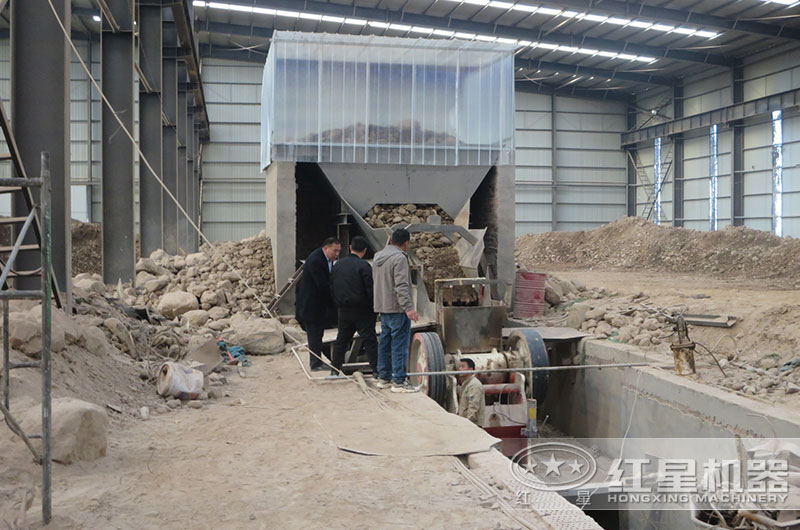 河南焦作一碎石場鄂破機作業現場 河南焦作一碎石場鄂破機作業現場