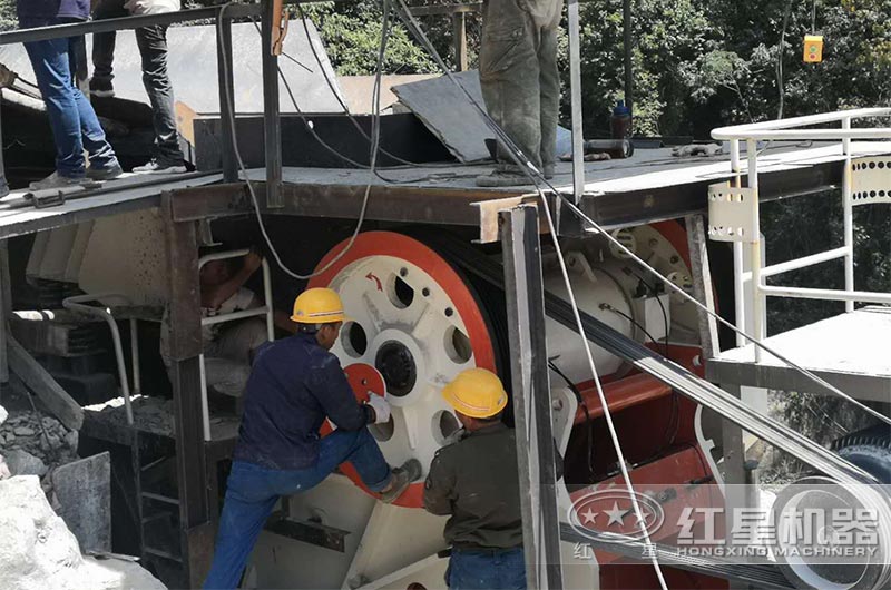 鄂式破碎機(jī)現(xiàn)場(chǎng)