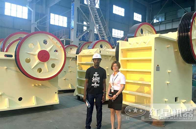 時產300多噸的大型顎式破碎機