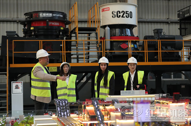 客戶來廠考察圓錐破碎機(jī) 客戶來廠考察圓錐破碎機(jī)