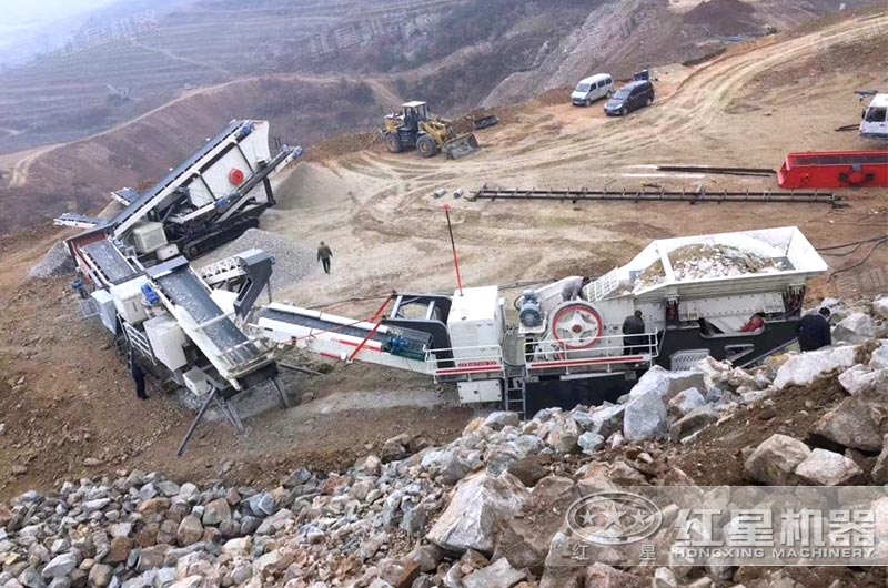 硬石頭移動顎式粉碎機作業(yè)現(xiàn)場 硬石頭移動顎式粉碎機作業(yè)現(xiàn)場