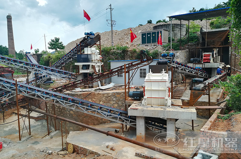 反擊破與HVI制砂機(jī)破碎制砂現(xiàn)場(chǎng)