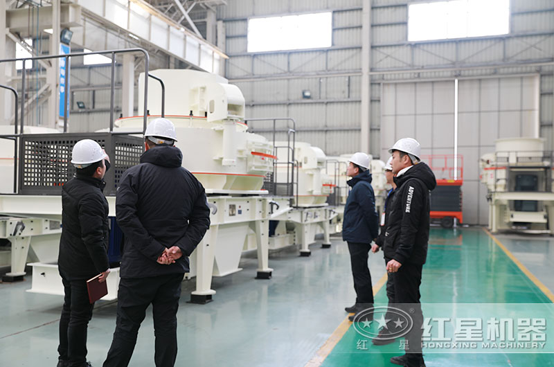 客戶來廠考察玄武巖碎石機設備