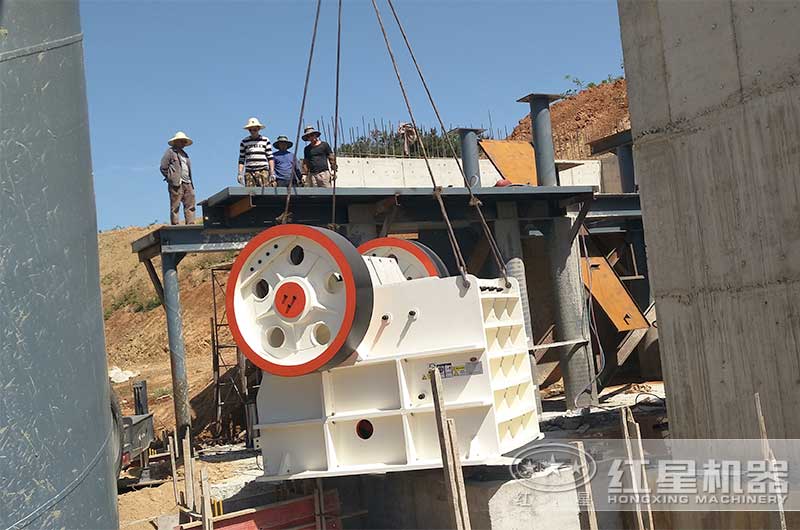 顎式破碎機(jī)安裝現(xiàn)場(chǎng)