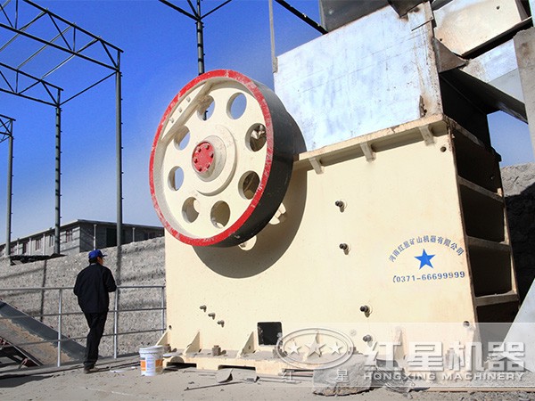 大型顎式破碎機安裝現場
