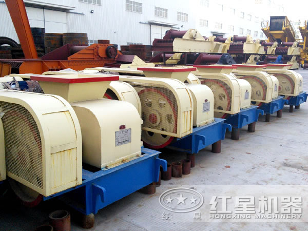 廠區內一次排列整齊的齒輥破碎機 廠區內一次排列整齊的齒輥破碎機