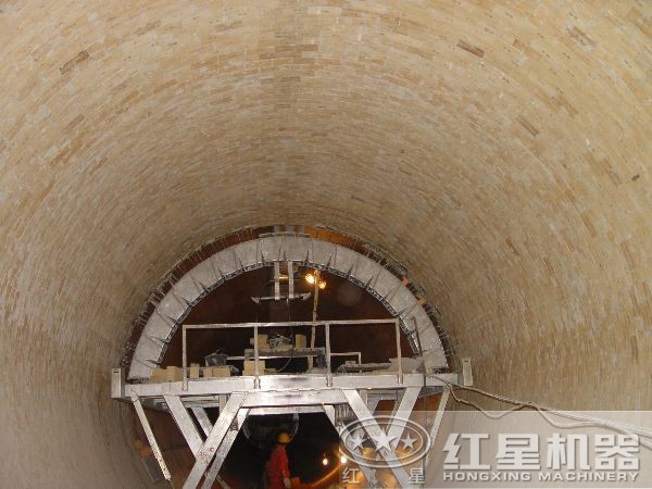 回轉窯內部有耐火磚 回轉窯內部有耐火磚