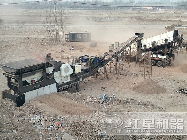 移動(dòng)顎式破碎機(jī)---搭載HD80顎破--嗑石機(jī)現(xiàn)場圖