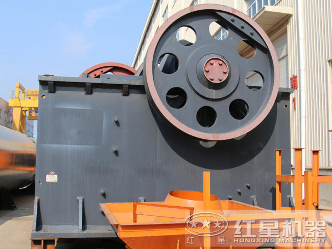 PE1200×1500顎式破碎機(jī)外觀 PE1200×1500顎式破碎機(jī)外觀