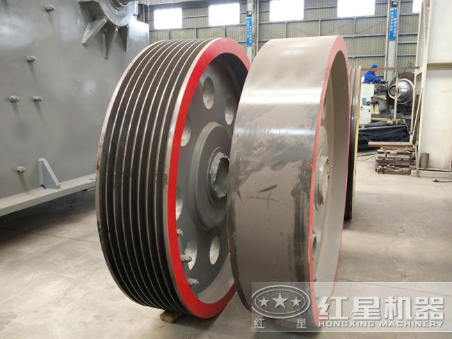 PE1200×1500顎式破碎機(jī):皮帶輪+配重輪 PE1200×1500顎式破碎機(jī):皮帶輪+配重輪