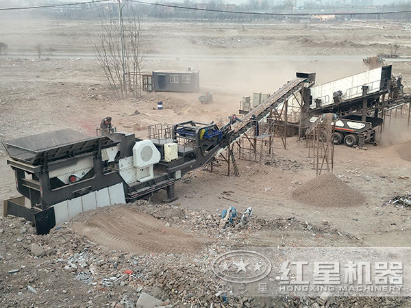 時(shí)產(chǎn)80-100噸輪胎式移動磕石機(jī)現(xiàn)場作業(yè) 時(shí)產(chǎn)80-100噸輪胎式移動磕石機(jī)現(xiàn)場作業(yè)