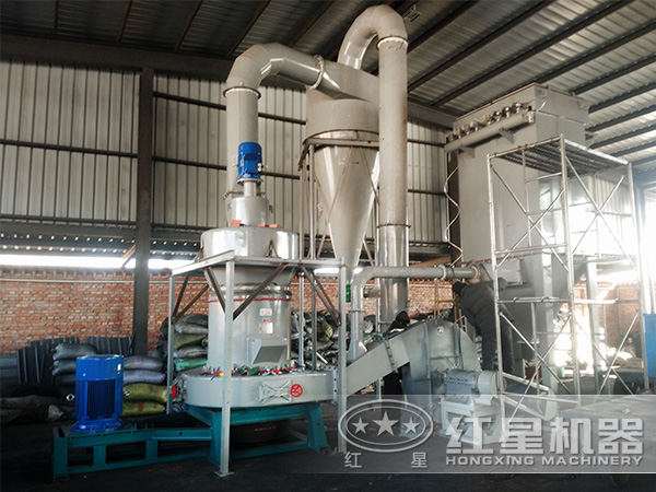 白云石高強97磨粉機現場作業圖