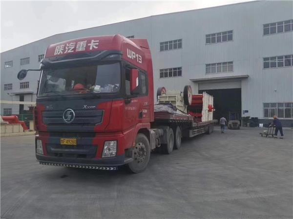 大型礦山碎石機發(fā)貨現場