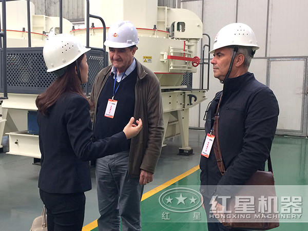 新型585噸每小時(shí)的HVI制砂機(jī)用戶來(lái)場(chǎng)參觀圖 新型585噸每小時(shí)的HVI制砂機(jī)用戶來(lái)場(chǎng)參觀圖