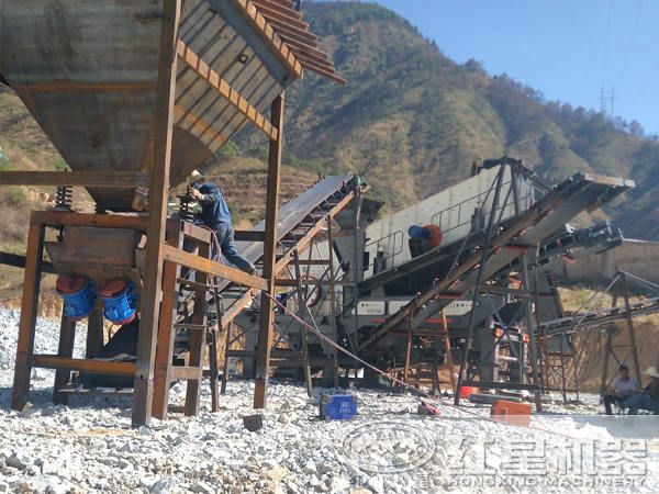 移動碎石機(jī)現(xiàn)場作業(yè)圖