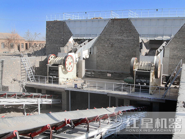 破碎生產(chǎn)線現(xiàn)場作業(yè)圖