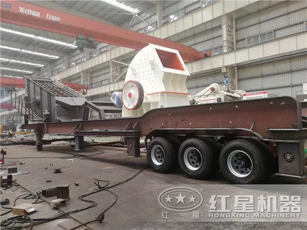 破碎篩分給料三合一移動破碎生產線正在組裝