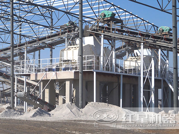日產(chǎn)10000噸新型石料粉碎機(jī)設(shè)備現(xiàn)場(chǎng)作業(yè)圖