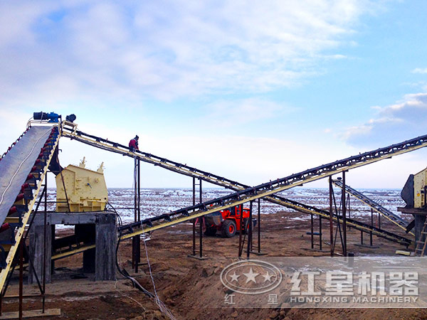 1000噸產(chǎn)量石頭破碎機(jī)現(xiàn)場作業(yè)圖