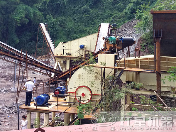 錘式石頭粉碎機作業(yè)現(xiàn)場 錘式石頭粉碎機作業(yè)現(xiàn)場