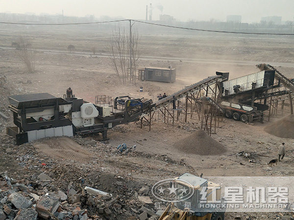 開進場的石子流動破碎車現(xiàn)場