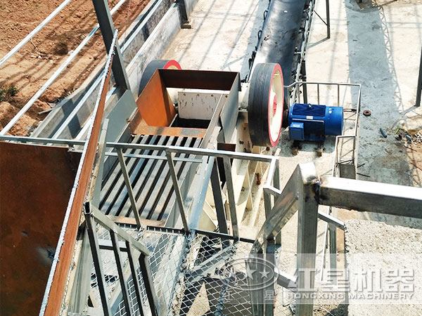 顎式破碎機現(xiàn)場作業(yè)圖 顎式破碎機現(xiàn)場作業(yè)圖