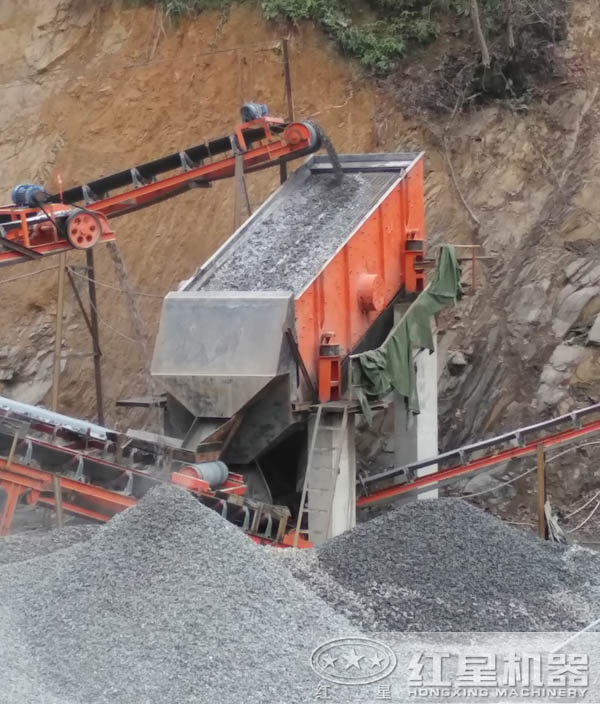 花崗巖下腳料制砂生產(chǎn)線現(xiàn)場(chǎng) 花崗巖下腳料制砂生產(chǎn)線現(xiàn)場(chǎng)