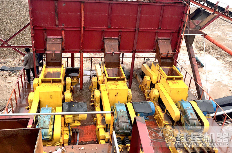 齒輥式破碎機現(xiàn)場圖 齒輥式破碎機現(xiàn)場圖