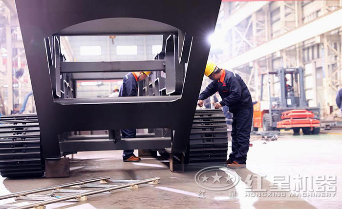 為客戶定制履帶移動(dòng)式破碎機(jī)工作圖 為客戶定制履帶移動(dòng)式破碎機(jī)工作圖