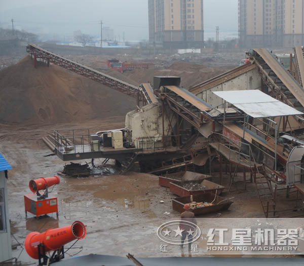 移動(dòng)式破碎站工作現(xiàn)場(chǎng)