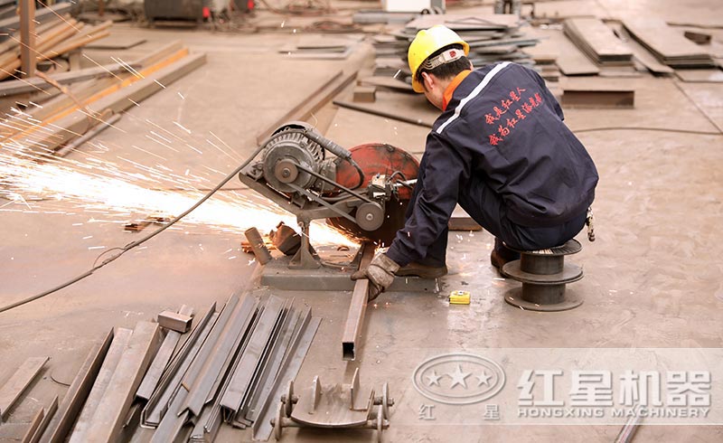 紅星工人對制砂機細節(jié)的把控 紅星工人對制砂機細節(jié)的把控