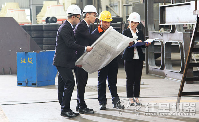 技術(shù)人員為用戶詳細解疑答難 技術(shù)人員為用戶詳細解疑答難