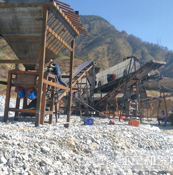 200多噸青石移動式碎石機現(xiàn)場 200多噸青石移動式碎石機現(xiàn)場