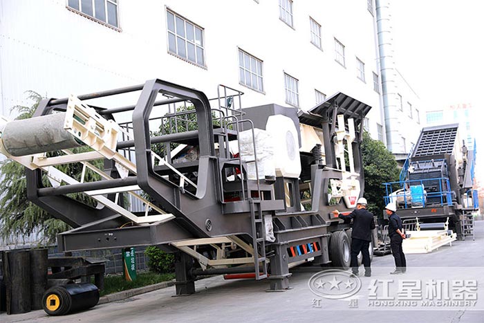 用戶參觀移動混凝土破碎機