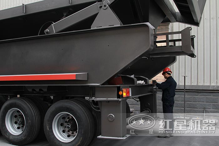 半掛車(chē)式砂石機(jī)_半掛車(chē)沙石料破碎機(jī)裝置輪胎作業(yè)中 半掛車(chē)式砂石機(jī)_半掛車(chē)沙石料破碎機(jī)裝置輪胎作業(yè)中