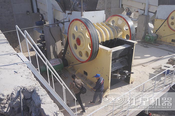 紅星廠家到施工現(xiàn)場安裝顎式破碎機(jī)