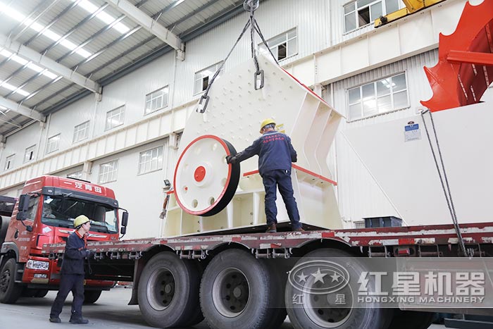 紅星錘式破碎機發(fā)貨