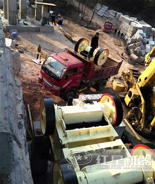 紅星顎式破碎機(jī)送貨到用戶現(xiàn)場