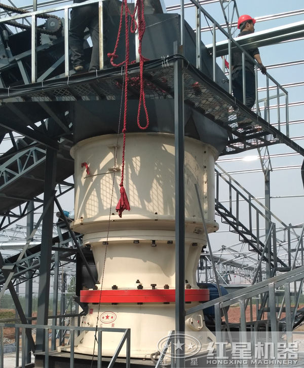 大型單缸圓錐破碎機(jī) 大型單缸圓錐破碎機(jī)