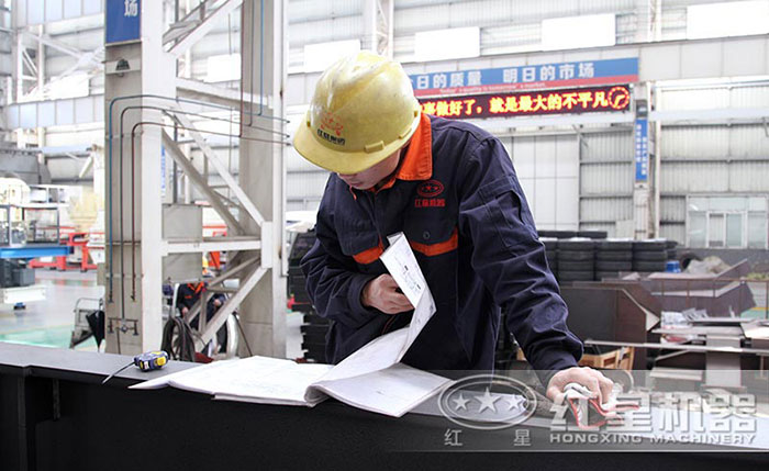 紅星技術工人嚴格按照圖紙生產 紅星技術工人嚴格按照圖紙生產