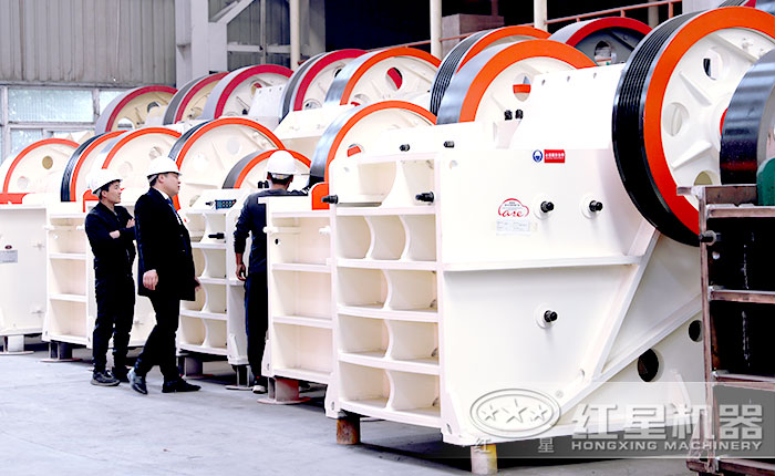 用戶親自到廠實(shí)地考察顎式破碎機(jī)