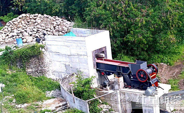 紅星顎式破碎機(jī)，用戶鵝卵石破碎現(xiàn)場(chǎng)