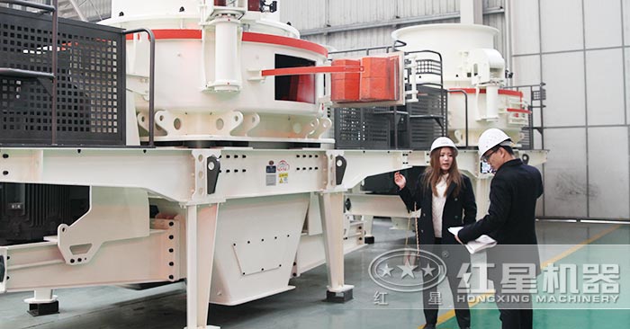 紅星銷售人員為用戶現場講解石頭制砂機 紅星銷售人員為用戶現場講解石頭制砂機