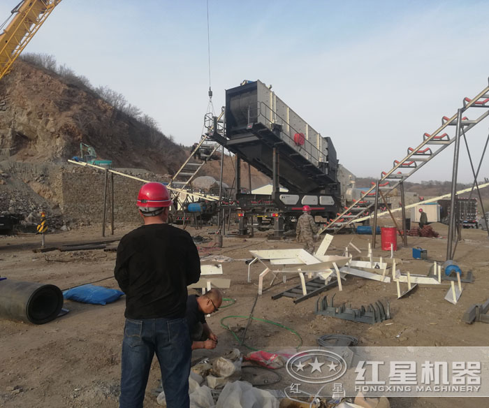 移動式破碎篩分站正在安裝振動篩