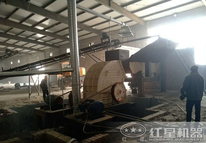 重錘式破碎機(jī)安裝現(xiàn)場(chǎng) 重錘式破碎機(jī)安裝現(xiàn)場(chǎng)