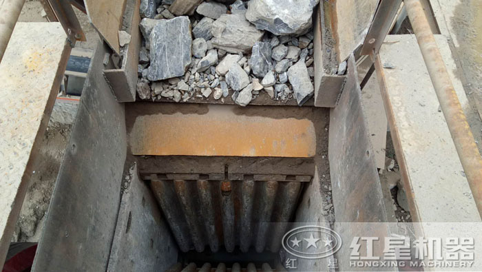 顎破進料口特寫 顎破進料口特寫
