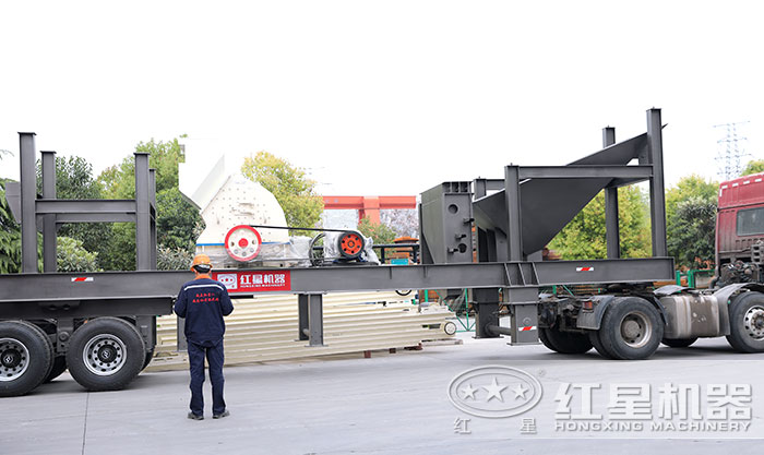 紅星大型移動錘式打石子機發貨現場 紅星大型移動錘式打石子機發貨現場