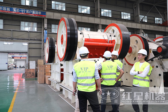 印度客戶到車間參觀鄂式破碎機(jī)