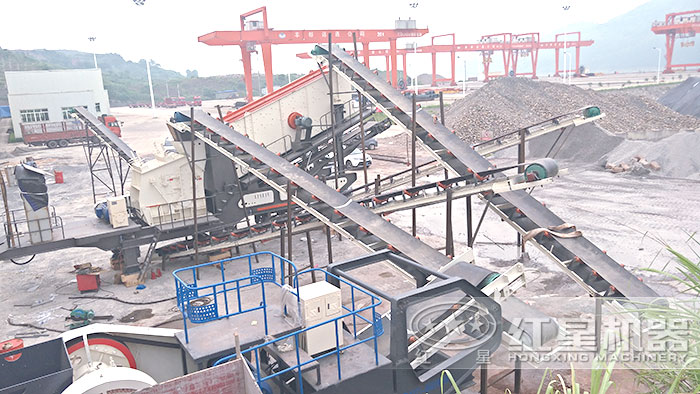 可移動的粉碎石頭設備作業現場